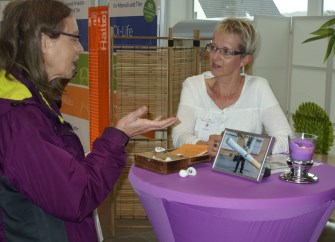 Beratung am Stand von Frau Rüther.